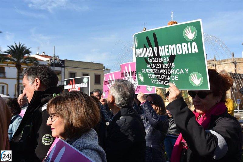 Manifestación en Mérida en apoyo a la Ley de Memoria Democrática ante intentos de derogación.