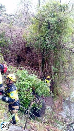 Valientes bomberos salvan a mujer caída en barranco de Garganta la Olla