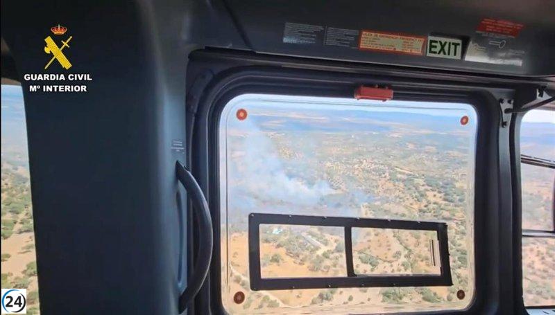 La Guardia Civil intensifica la vigilancia aérea contra incendios en Cáceres.