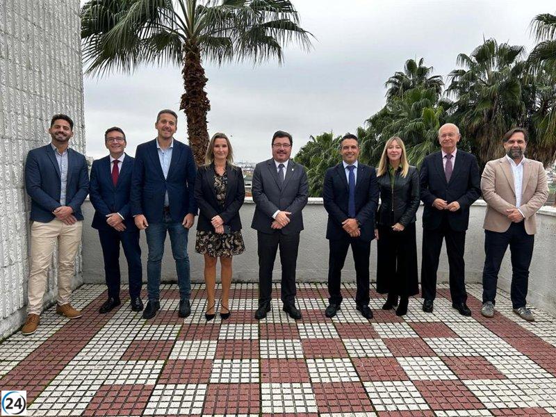 El consejero de Economía dialoga con líderes de la Asociación de Supermercados de Extremadura.