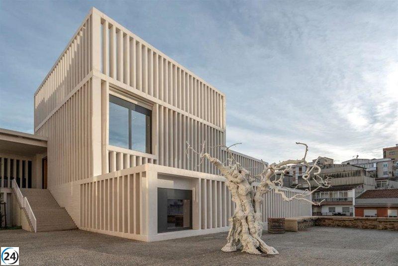 Morales sugiere renombrar la estación de trenes de Cáceres en honor a la galerista Helga de Alvear.