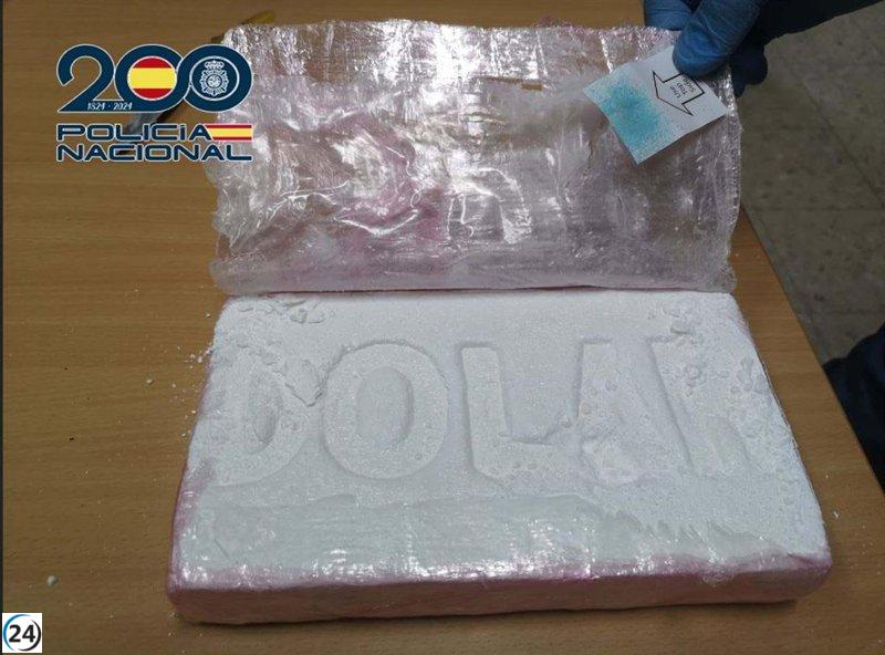 Desmantelada red de tráfico de drogas en Badajoz: tres arrestos y un kilo de cocaína confiscado.