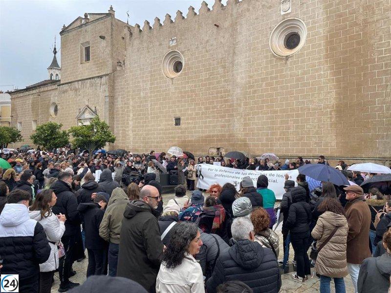 En Badajoz, manifestantes claman por justicia tras el asesinato de una educadora y exigen mayores medidas de seguridad para los trabajadores sociales.