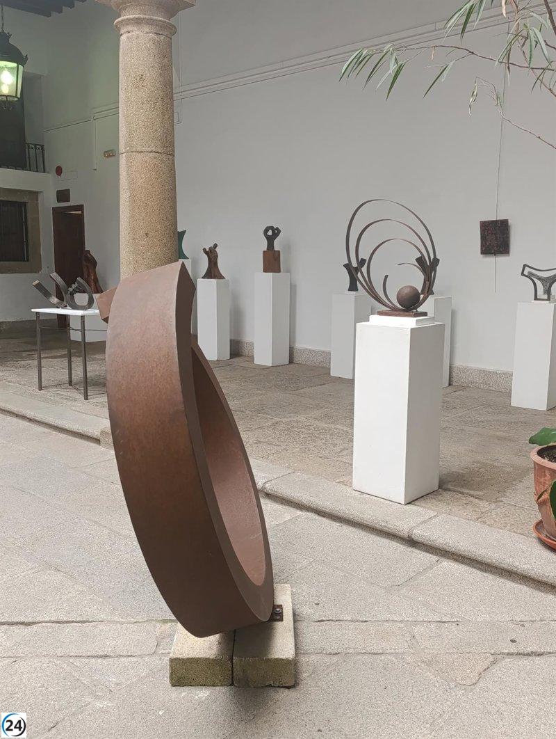 El Centro Cultural Santa María de Plasencia presenta exposiciones escultóricas de Ángel Jiménez.