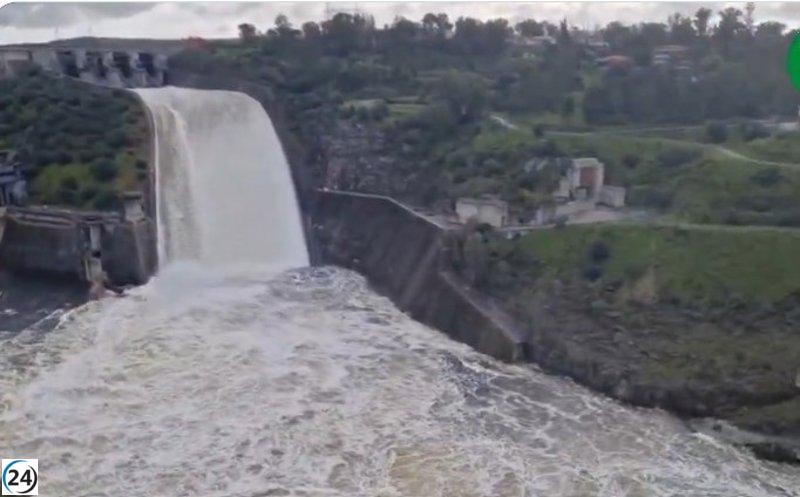 Alcántara y Cedillo reducen el desembalse de agua, aunque continúa el proceso.