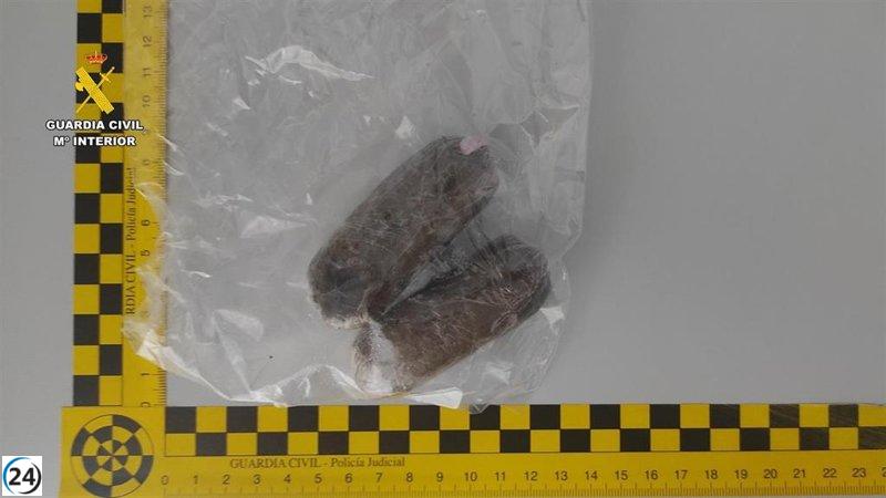 Arrestan a mujer por intentar llevar 70 gramos de hachís a prisión en Cáceres.