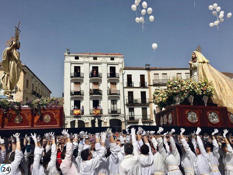 El encuentro entre el Cristo Resucitado y la Virgen de la Alegría culmina la Semana Santa en Cáceres.