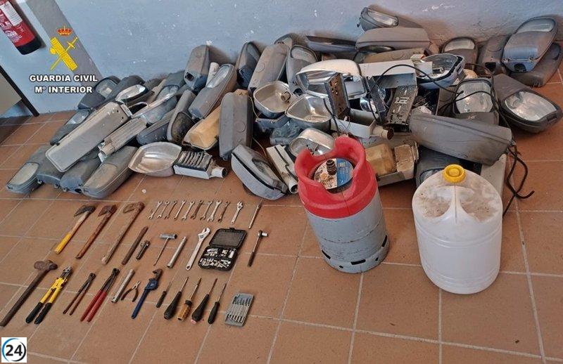 Detenidos un hombre y una mujer por el robo de 70 farolas en Esparragosa de Lares.