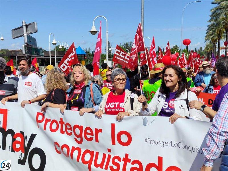 Hundreds en Mérida se manifiestan con CCOO y UGT contra las agresiones de la ultraderecha.