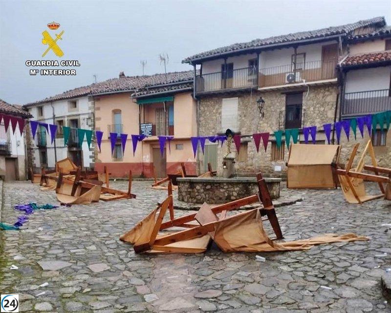 Dos jóvenes bajo la lupa por vandalizar diez puestos en el mercado medieval de Guijo de Santa Bárbara.
