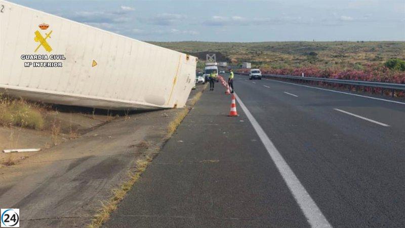 Camionero lesionado al volcar su vehículo en la A-66 en Santiago del Campo.