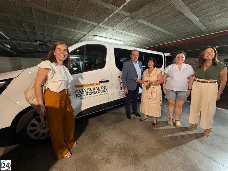 Caja Rural de Extremadura dona una furgoneta a Aexpainba para mejorar la movilidad de personas con discapacidad.