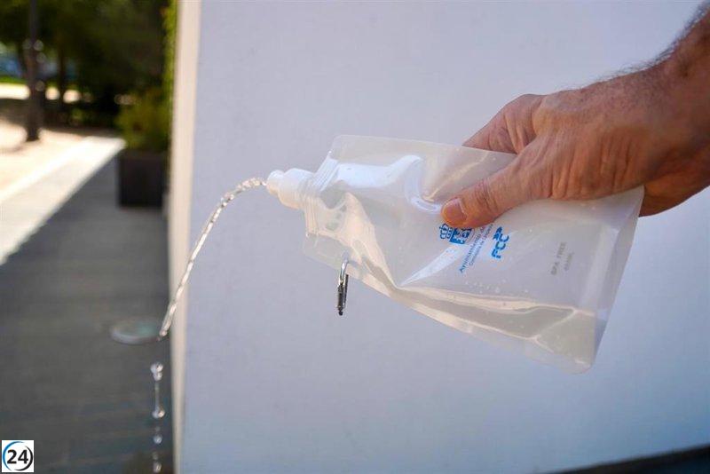 Badajoz entrega 5.000 botellas a responsables de mascotas para gestionar el orín canino.