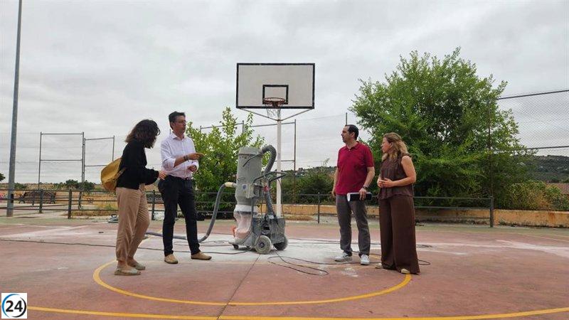Cáceres revitaliza sus barrios con la mejora y pintura de pistas deportivas.