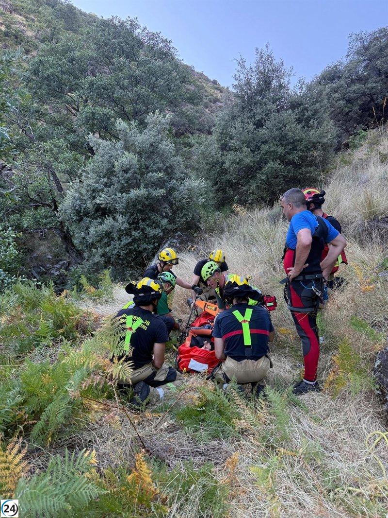 Una mujer de 37 años es salvada tras fracturarse el tobillo en la Garganta de Los Papúos, Cáceres.