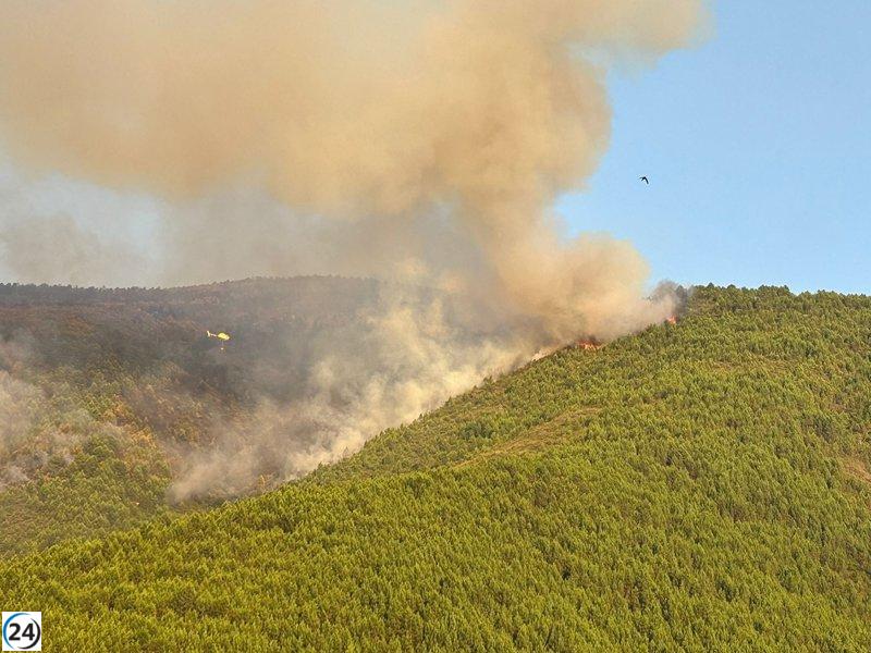 El incendio en Las Hurdes permanece
