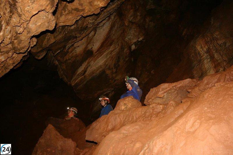 Descubren una inédita cueva en Fuentes de León gracias a un proyecto de voluntariado juvenil en Extremadura.
