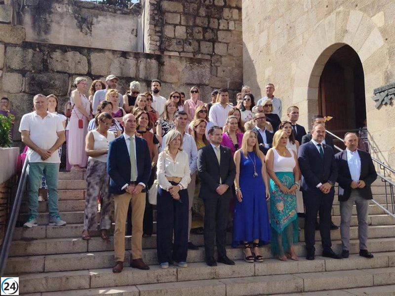 La Junta de Extremadura rinde homenaje en Mérida a la víctima de violencia de género en Don Benito con un minuto de silencio.