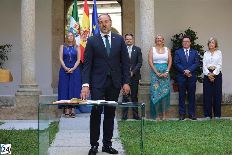 Francisco José Ramírez asume como consejero de la Junta tras la salida de Higuero por irregularidades en su currículum.