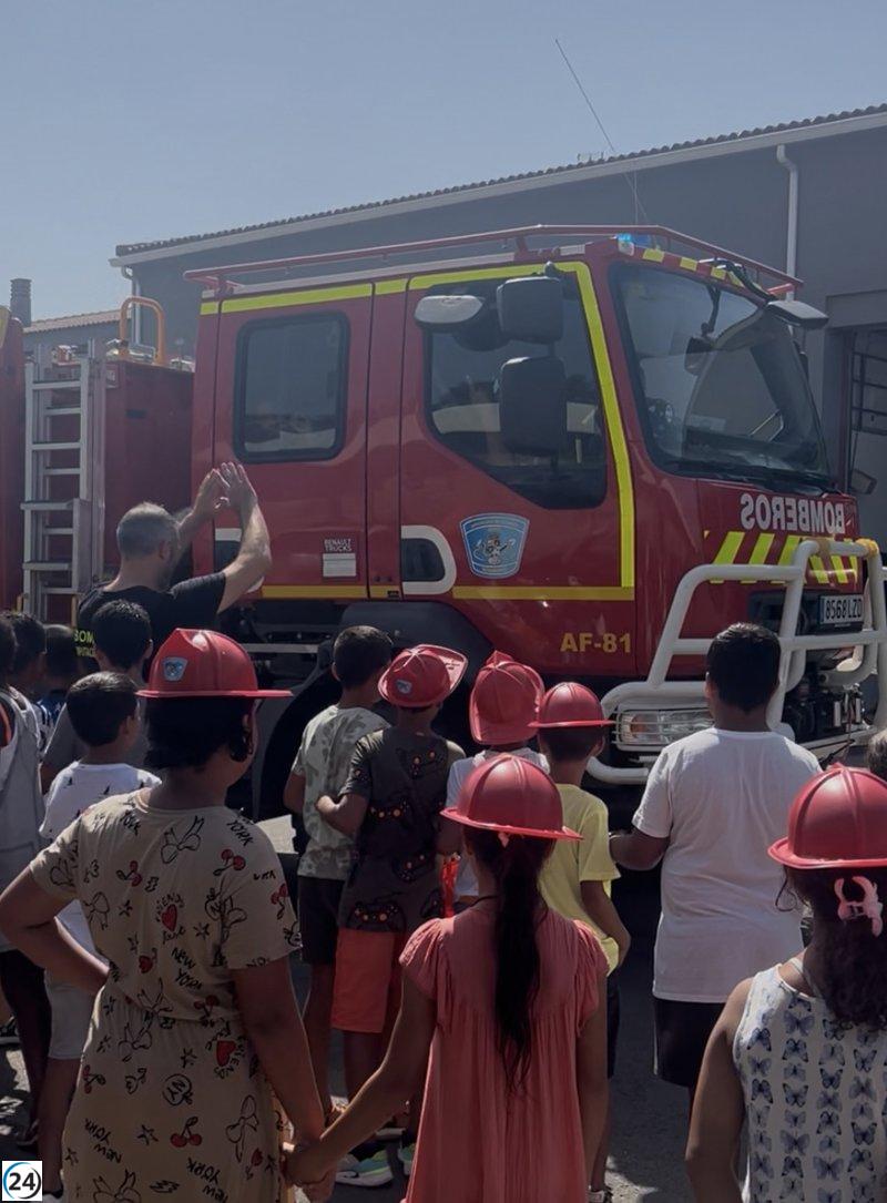 Niños saharauis del programa 'Vacaciones en paz' visitan el parque de bomberos de Cáceres.