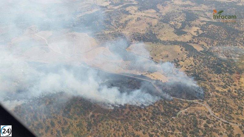 Incendio en Navalmoralejo se extiende a Extremadura: Toledo y su vecina establecen mando conjunto para luchar contra el fuego.