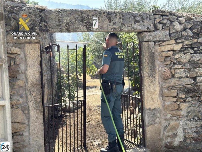 La Guardia Civil impone sanciones a quienes ignoran las órdenes de evacuación por el incendio.