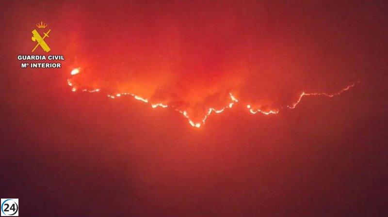 Drones de la Guardia Civil patrullan el incendio de Jarilla en Cáceres para identificar focos ocultos.