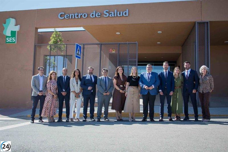 Guardiola destaca el nuevo centro de salud en Los Santos de Maimona como emblema de equidad en el acceso a la salud.