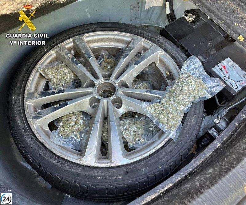 Arrestado en Badajoz con dos kilos de marihuana y hachís escondidos en la rueda de repuesto.