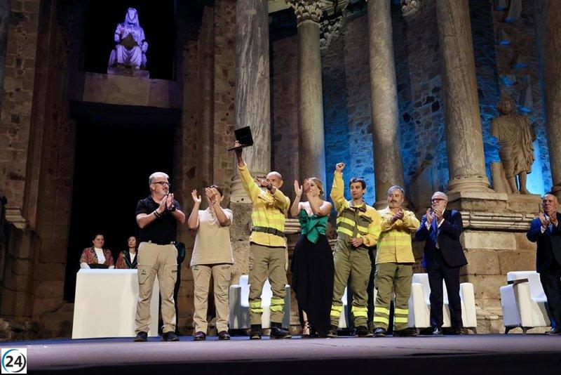 Los héroes del Plan Infoex son homenajeados con la Medalla de Extremadura por su valiente lucha contra los incendios.