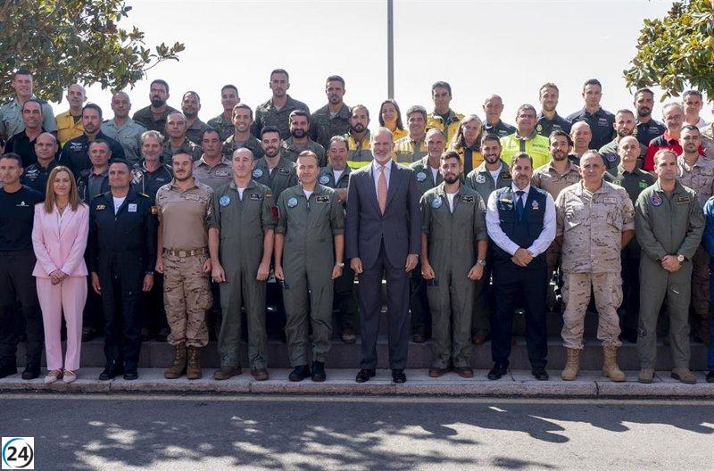El monarca se reúne con el equipo aéreo que combatió los incendios forestales este verano.