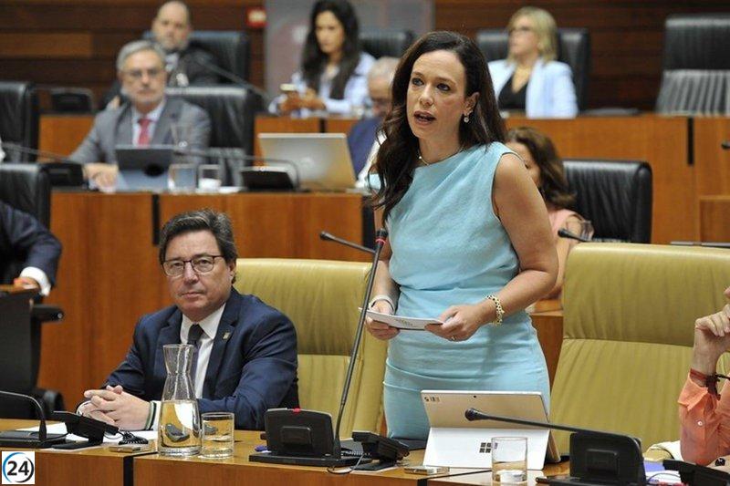 La Junta denuncia la inacción del Gobierno en la atención a menores migrantes, mientras Vox señala su supuesta complicidad.