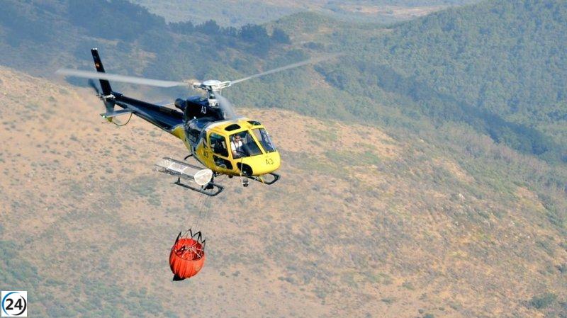 Equipos de Infoex y Miteco luchan contra un incendio forestal en la sierra de Valverde de La Vera, Cáceres.