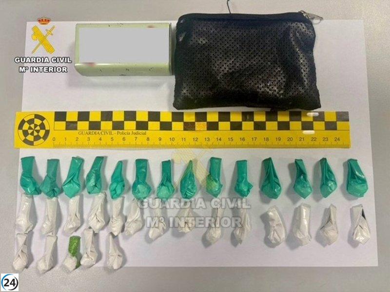 Capturan a individuo en Casas de Don Gómez con 300 dosis de cocaína escondidas en su auto.