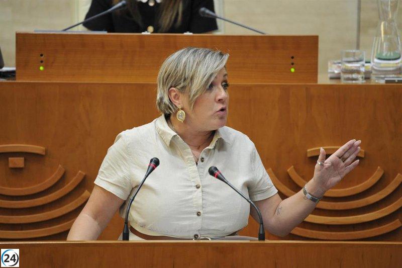 La Asamblea de Extremadura critica a la consejera de Educación por los problemas de transporte escolar al inicio del año académico.
