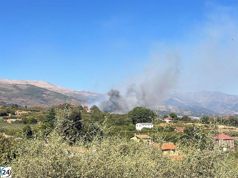 Incendio en Cuacos de Yuste lleva a la evacuación del Monasterio y al confinamiento de residentes.