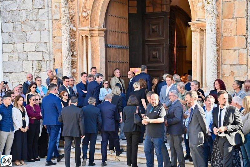 Pedro Sánchez y altos representantes del Gobierno rinden homenaje a Fernández Vara en su funeral.