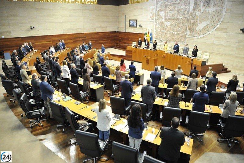 La Asamblea de Extremadura inicia su sesión con un homenaje en silencio a Guillermo Fernández Vara.