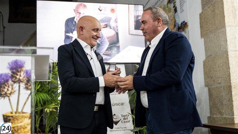 Toño Pérez es designado 'Embajador de la Torta del Casar'.