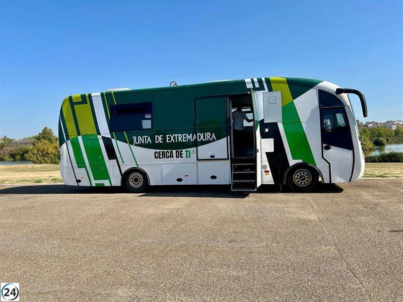 Un autobús recorrerá 40 localidades de Extremadura para difundir ayudas a municipios impactados por incendios.