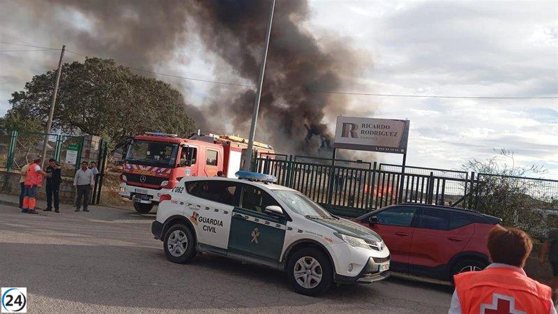 Medios se mobilizan para apagar incendio en fábrica de corcho en San Vicente de Alcántara.
