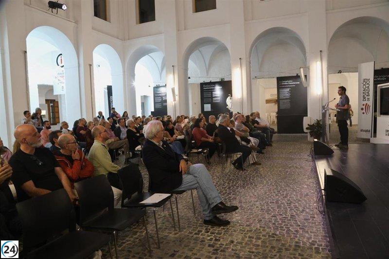 Roberto Palomo rinde homenaje a su bisabuelo con una exposición sobre la recuperación de sus restos en Badajoz.