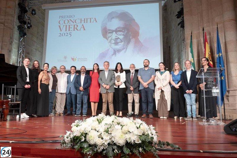 El defensor colombiano de derechos humanos, Pablo de Greiff, recibe el Premio Conchita Viera 2025.