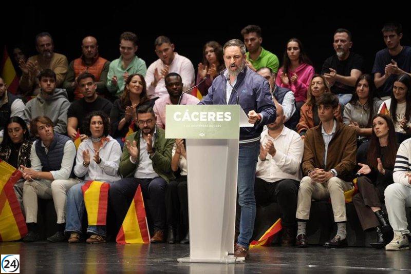 Abascal anticipa triunfos en Extremadura y critica a Guardiola por buscar alianzas excluyendo a Vox.