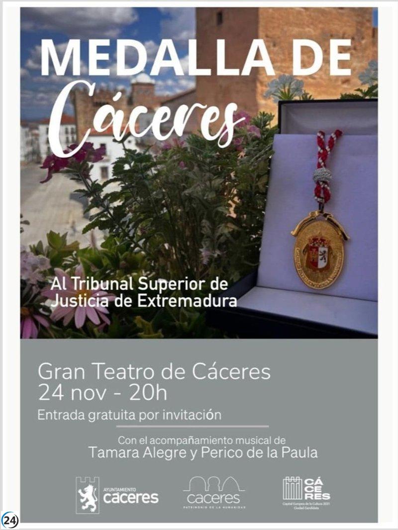 El TSJEx conmemora 235 años de la Real Audiencia de Extremadura recibiendo la Medalla de Cáceres.