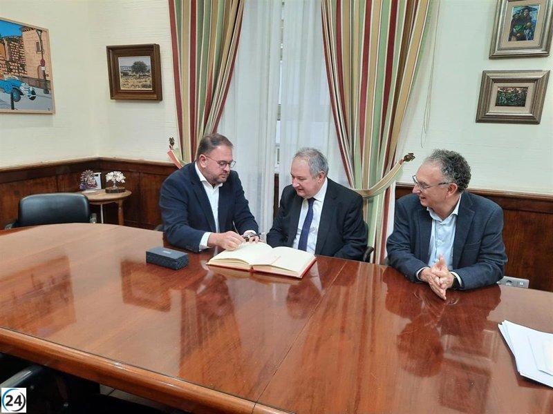 Jordi Hereu recorre Mérida antes de explorar una empresa en Navalmoral.