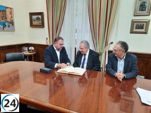 Jordi Hereu recorre Mérida antes de explorar una empresa en Navalmoral.