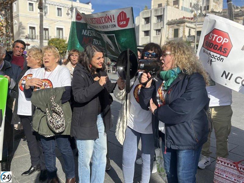 Irene de Miguel afirma que el PP puede degradar esta tierra sin necesidad de Vox.