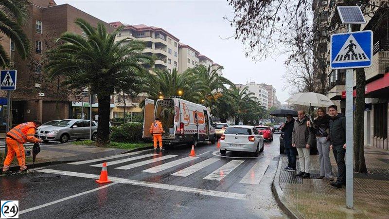 Cáceres mejora la seguridad peatonal con nuevas señales LED en pasos sin semáforo.