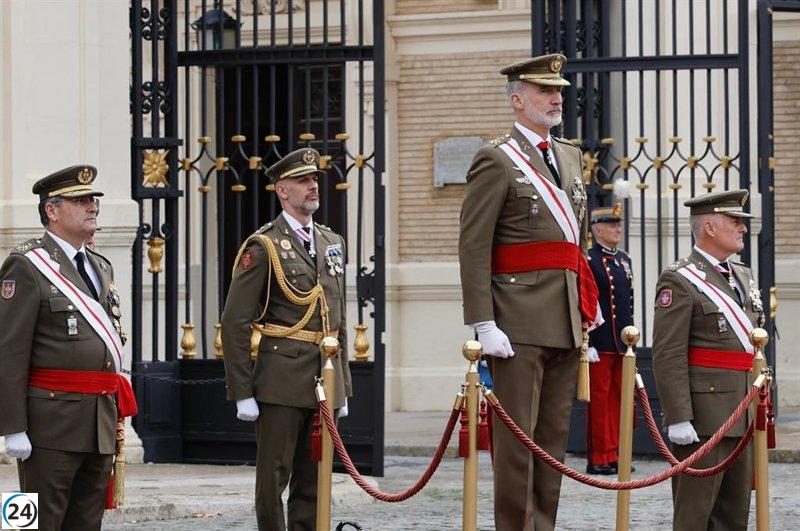Felipe VI supervisa la ceremonia de jura de bandera en el Centro de Formación de Tropa de Cáceres.